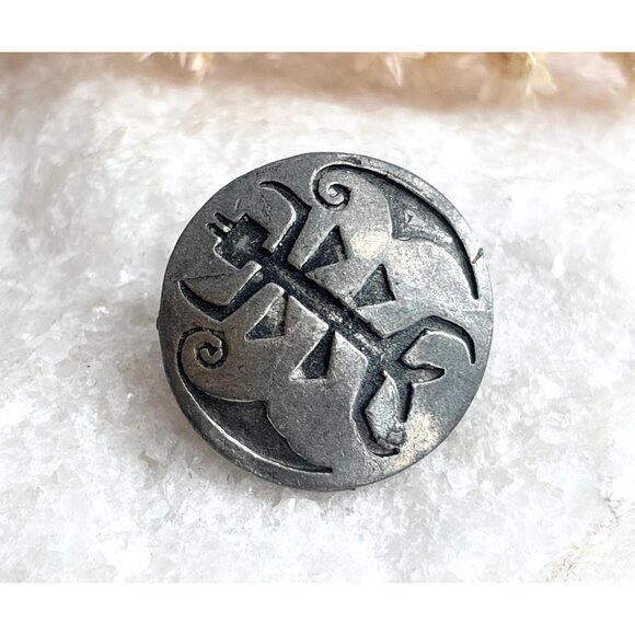 Scorpion Shape Carved Silver Toned Round Hammered Vintage Costume Jewelry Brooch - Picture 1 of 4